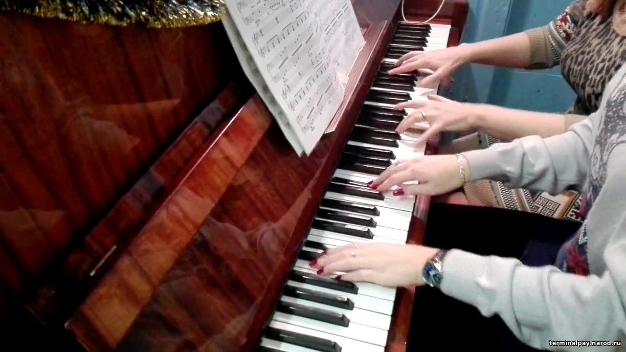 Песня четыре руки. Игра на пианино в 4 руки. Игра в четыре руки на фортепиано. Пианино в четыре руки. Игра на рояле в четыре руки.